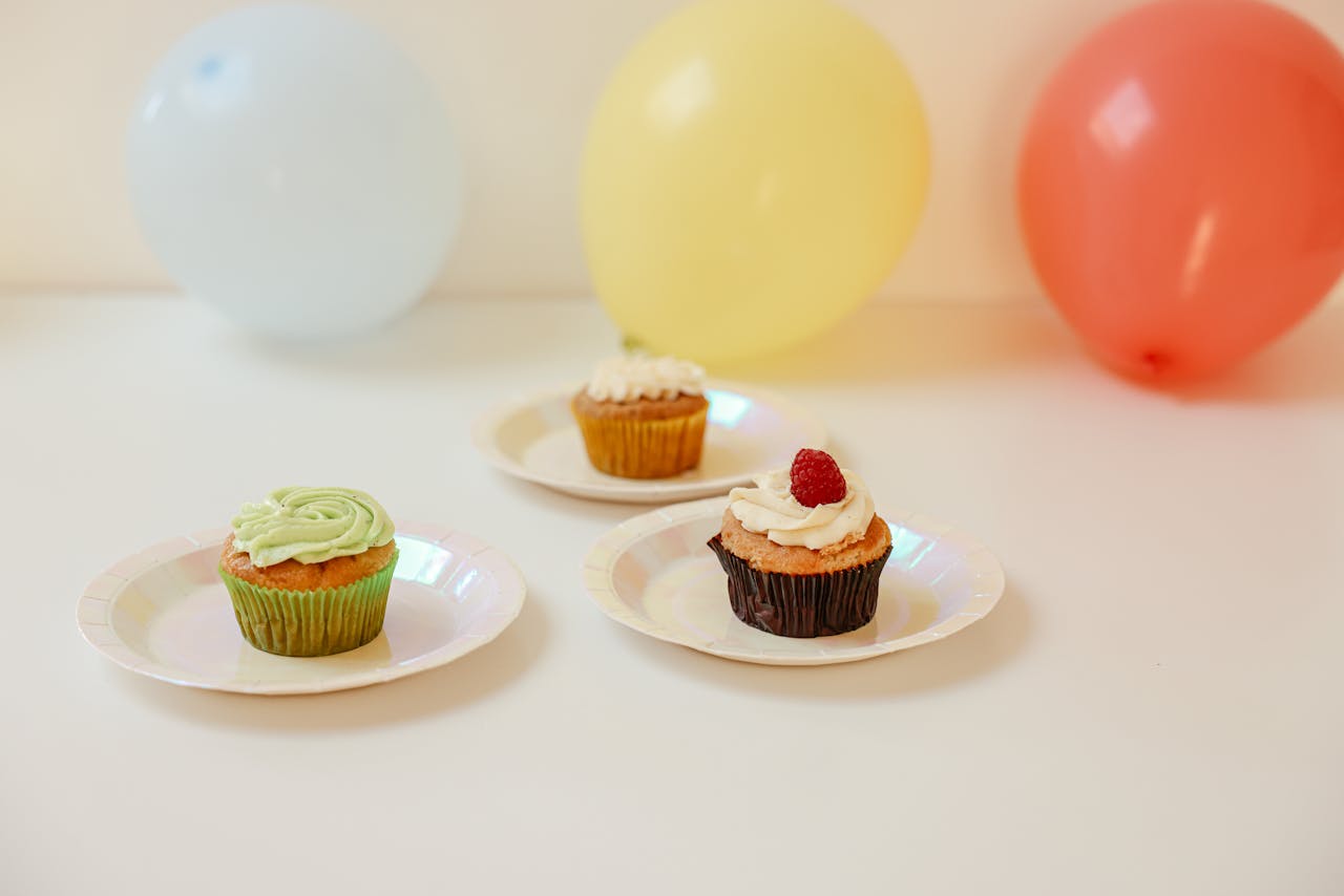 Delicious cupcakes with colorful balloons create a festive celebration atmosphere.
